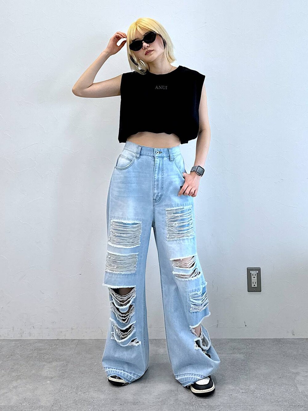 その他のデニムパンツ、ブラック系のTシャツ/カットソーを着用したレディースの夏コーディネートの3枚目の写真