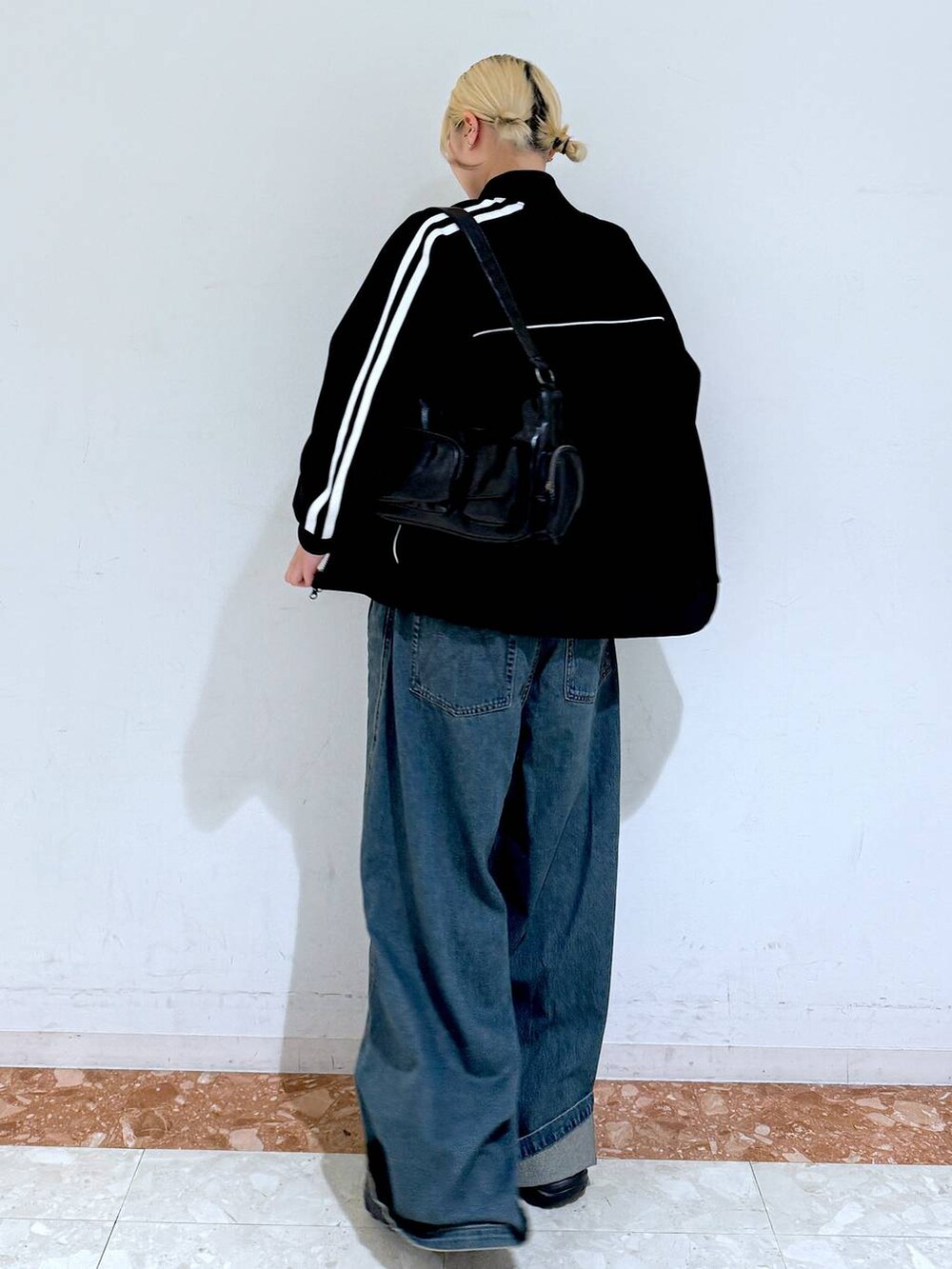 「PAGEBOY、モード、ストリート、メンズライク、テーマパーク、女子会、カジュアル、旅行、骨格ナチュラル_PAGEBOY、ブルベ冬_PAGEBOY、ソフトエレガント_PAGEBOY、ジャケット、デニムパンツ、スニーカー、Anui」｜「PAGEBOYのプラットチャンキースニーカー（スニーカー、ブラック系）」を使った、macさん（レディース・161cm）の秋コーディネートの8枚目の写真