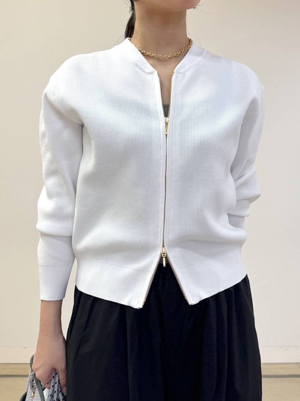 グレー系のタンクトップ、ブラック系のその他パンツ、グレー系のトートバッグを着用したレディースの春コーディネートの4枚目の写真