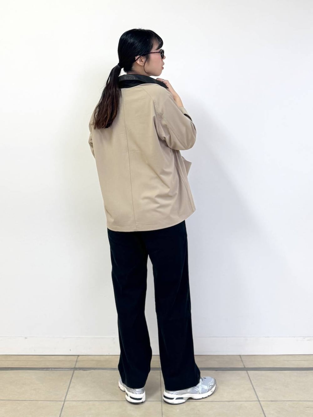 ホワイト系のTシャツ/カットソー、ブラック系のその他パンツ、ベージュ系のカバーオールを着用したレディースの冬コーディネートの3枚目の写真