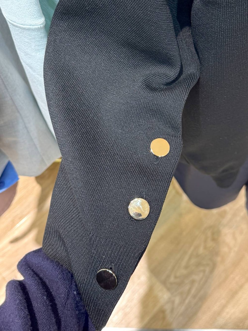 ブラック系のバックパック/リュック、グレー系のTシャツ/カットソー、グリーン系のその他パンツを着用したレディースの冬コーディネートの4枚目の写真