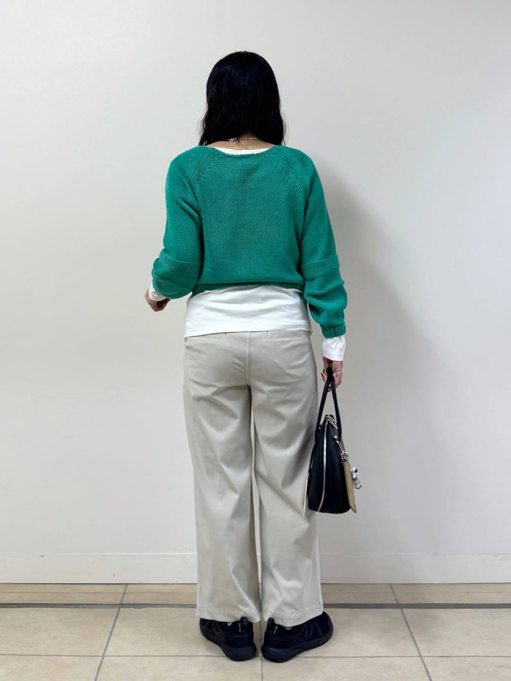 その他のトートバッグ、ホワイト系のTシャツ/カットソー、ベージュ系のその他パンツを着用したレディースの春コーディネートの3枚目の写真