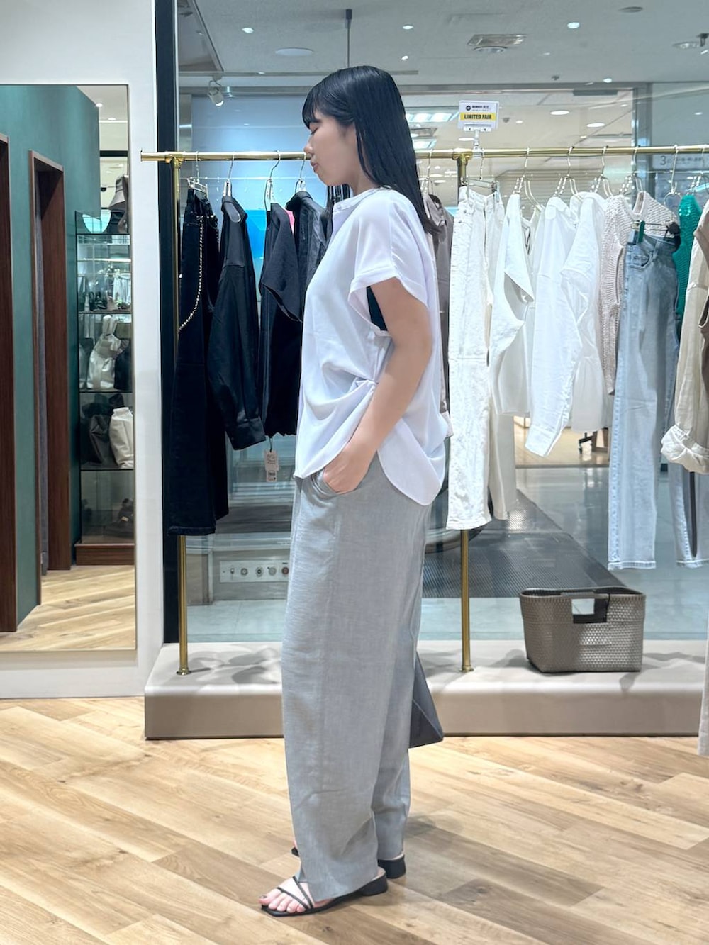 グレー系のトートバッグ、ブルー系のシャツ/ブラウス、グレー系のその他パンツを着用したレディースの夏コーディネートの2枚目の写真