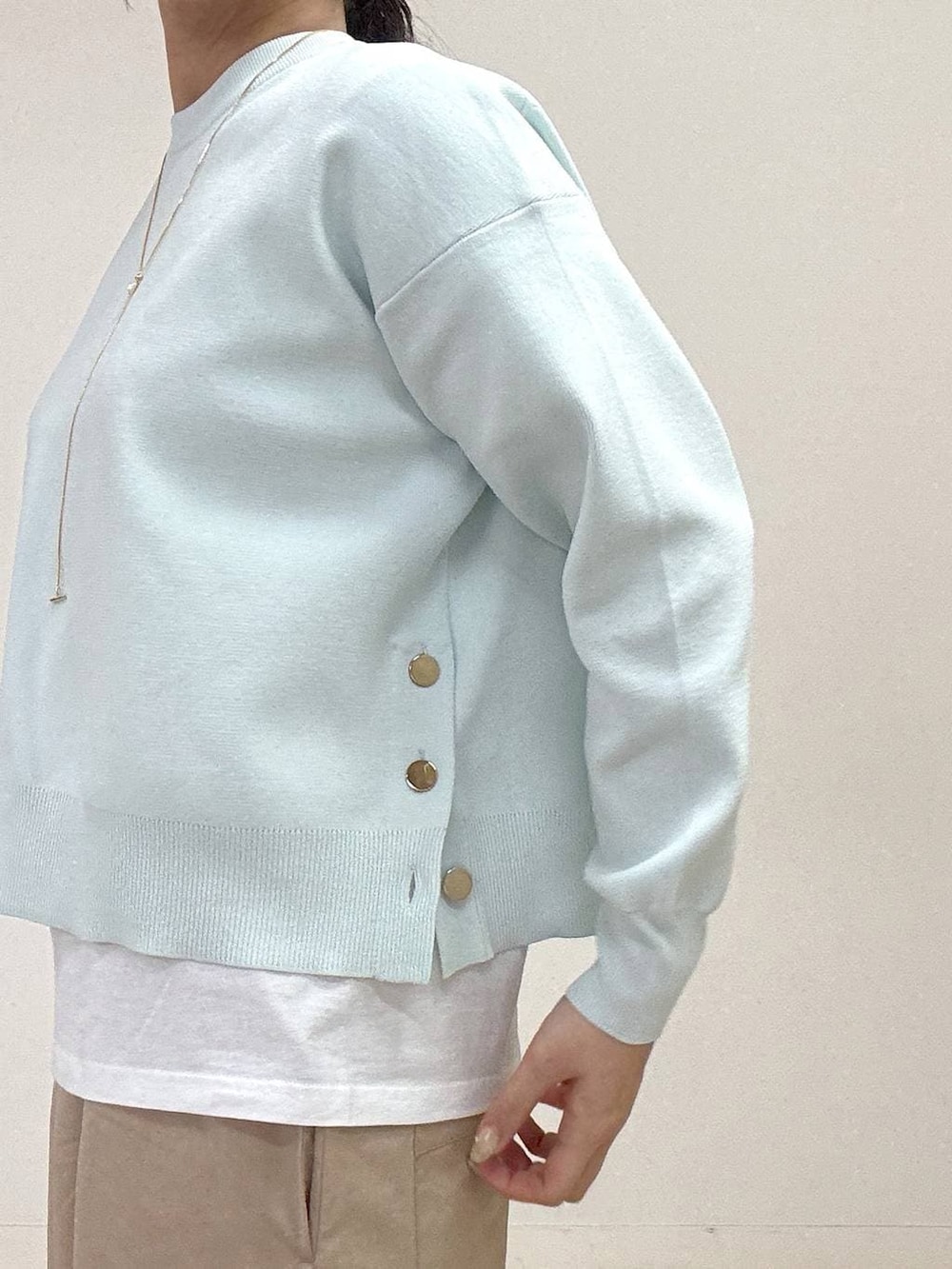 ブラウン系のショルダーバッグ、ブルー系のニット/セーター、ベージュ系のその他パンツを着用したレディースの冬コーディネートの4枚目の写真