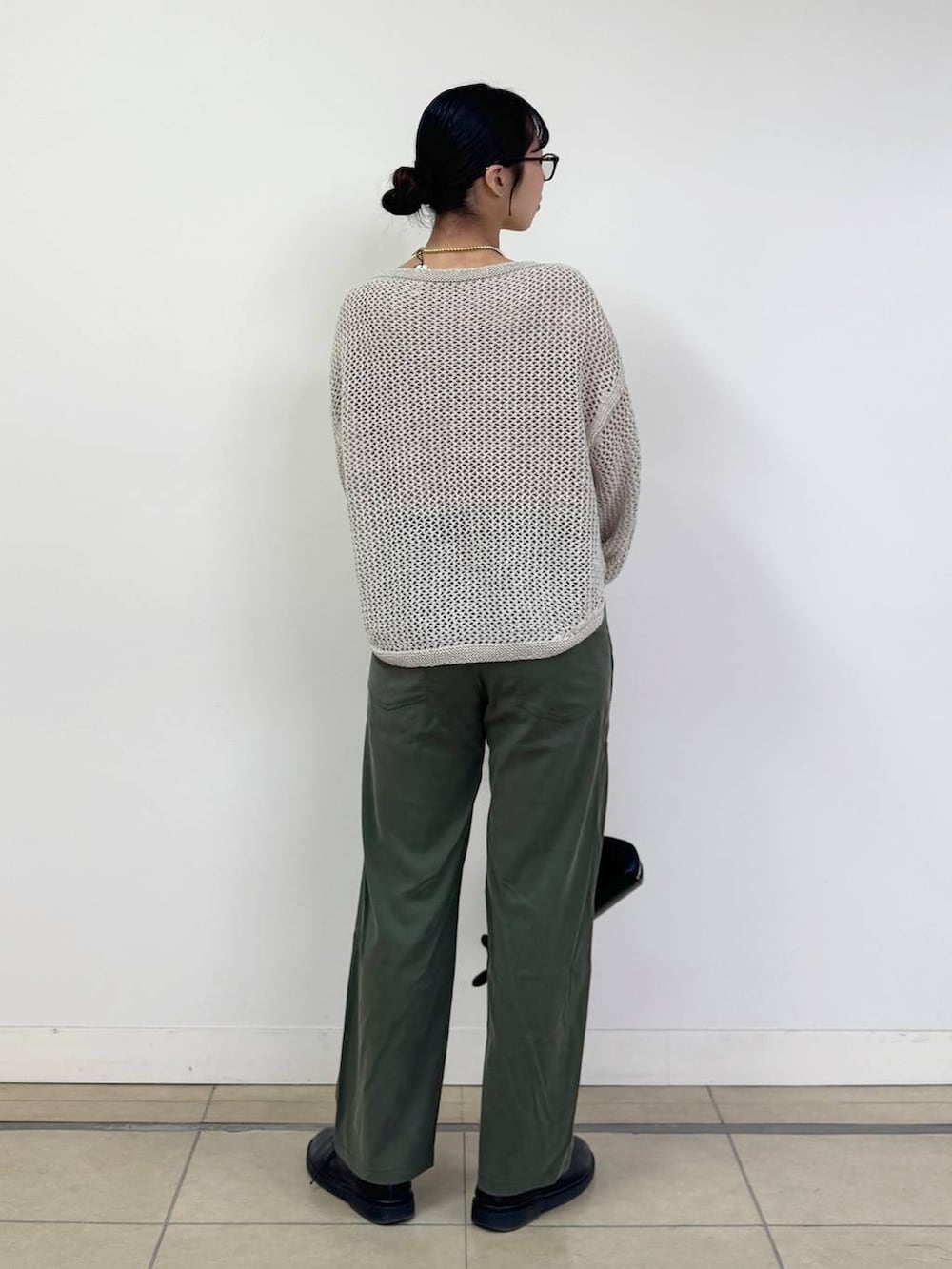 ベージュ系のニット/セーター、ベージュ系のタンクトップ、グリーン系のその他パンツを着用したレディースの冬コーディネートの3枚目の写真