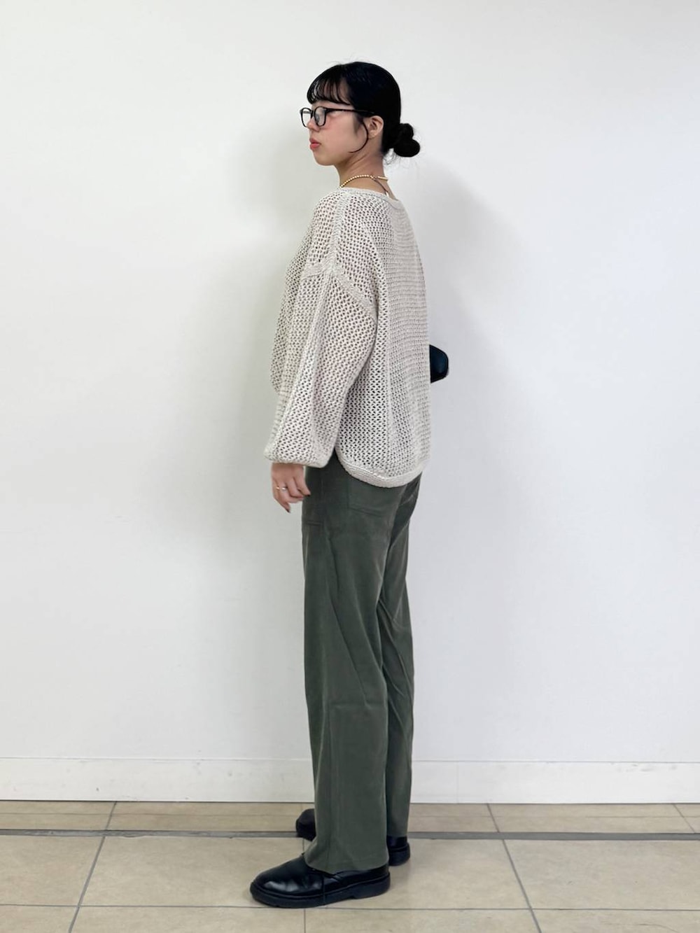 ベージュ系のニット/セーター、ベージュ系のタンクトップ、グリーン系のその他パンツを着用したレディースの冬コーディネートの2枚目の写真