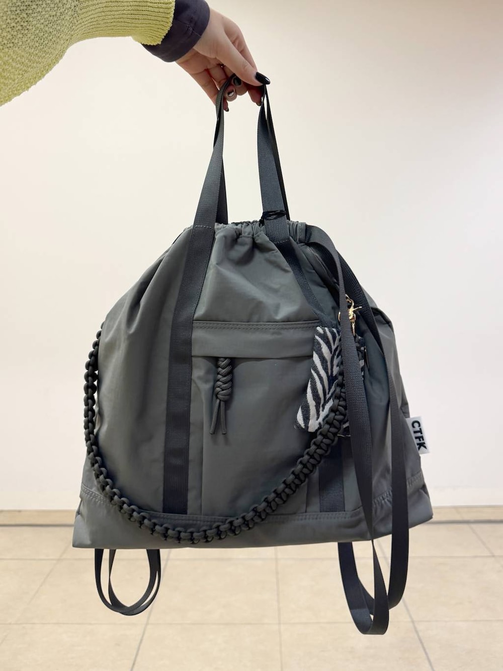 ホワイト系のデニムパンツ、グレー系のTシャツ/カットソー、イエロー系のニット/セーターを着用したレディースの春コーディネートの4枚目の写真