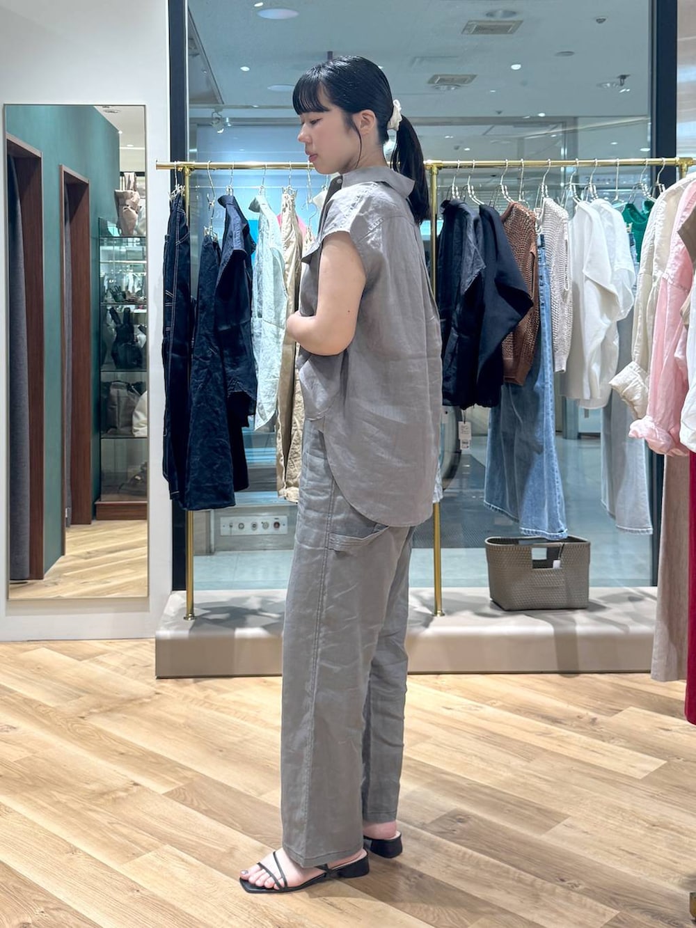 グレー系のその他パンツ、グレー系のシャツ/ブラウス、ブラック系のショルダーバッグを着用したレディースの夏コーディネートの2枚目の写真