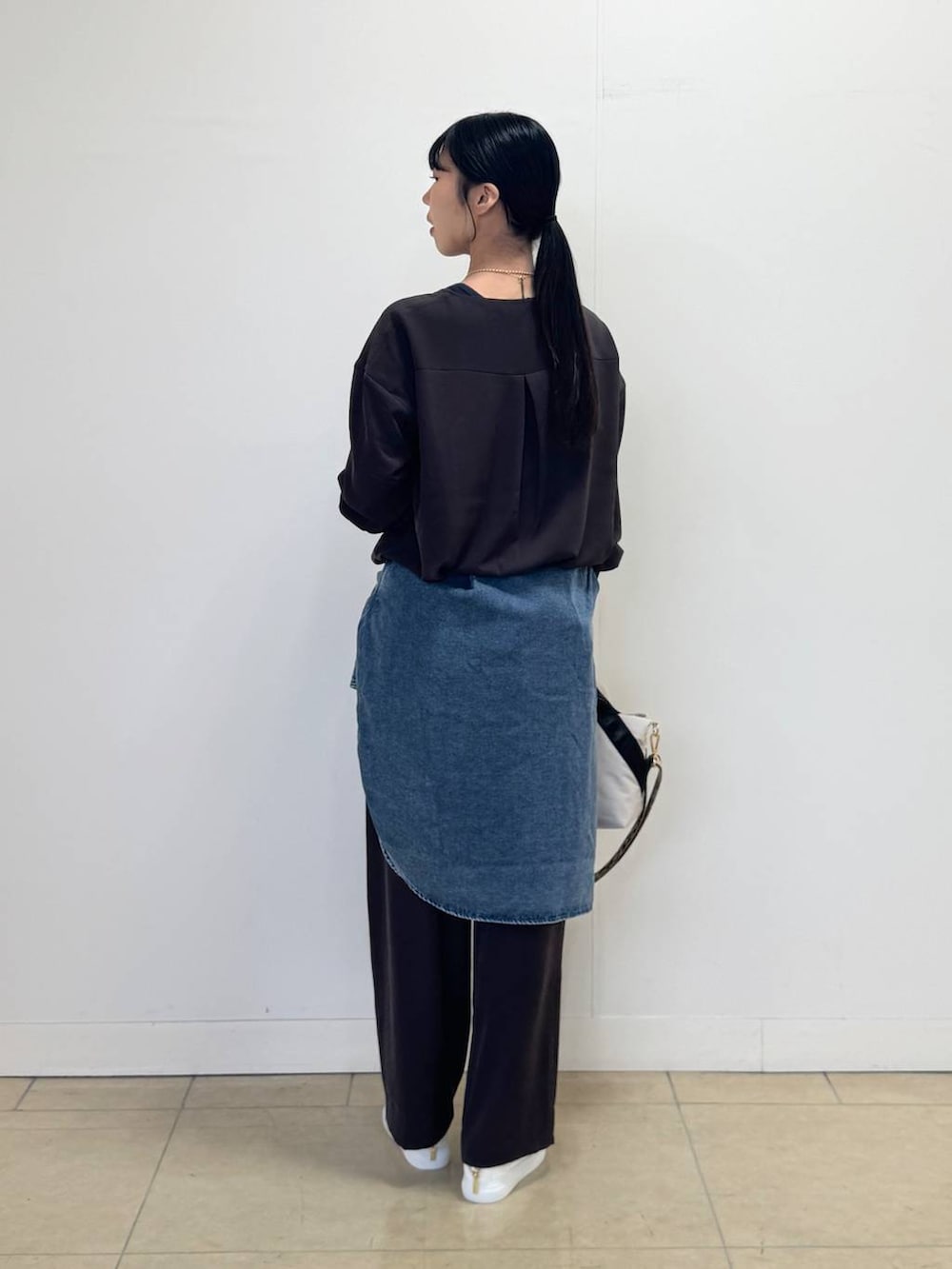 ブラウン系のシャツ/ブラウス、ブラウン系のその他パンツ、ホワイト系のトートバッグを着用したレディースの夏コーディネートの3枚目の写真