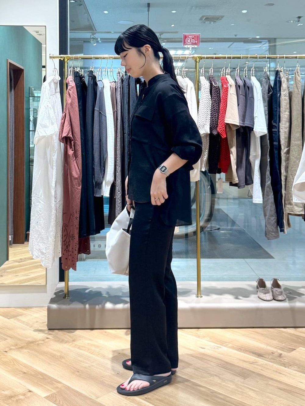 ブラック系のその他パンツ、ホワイト系のトートバッグ、ブラック系のシャツ/ブラウスを着用したレディースの夏コーディネートの2枚目の写真
