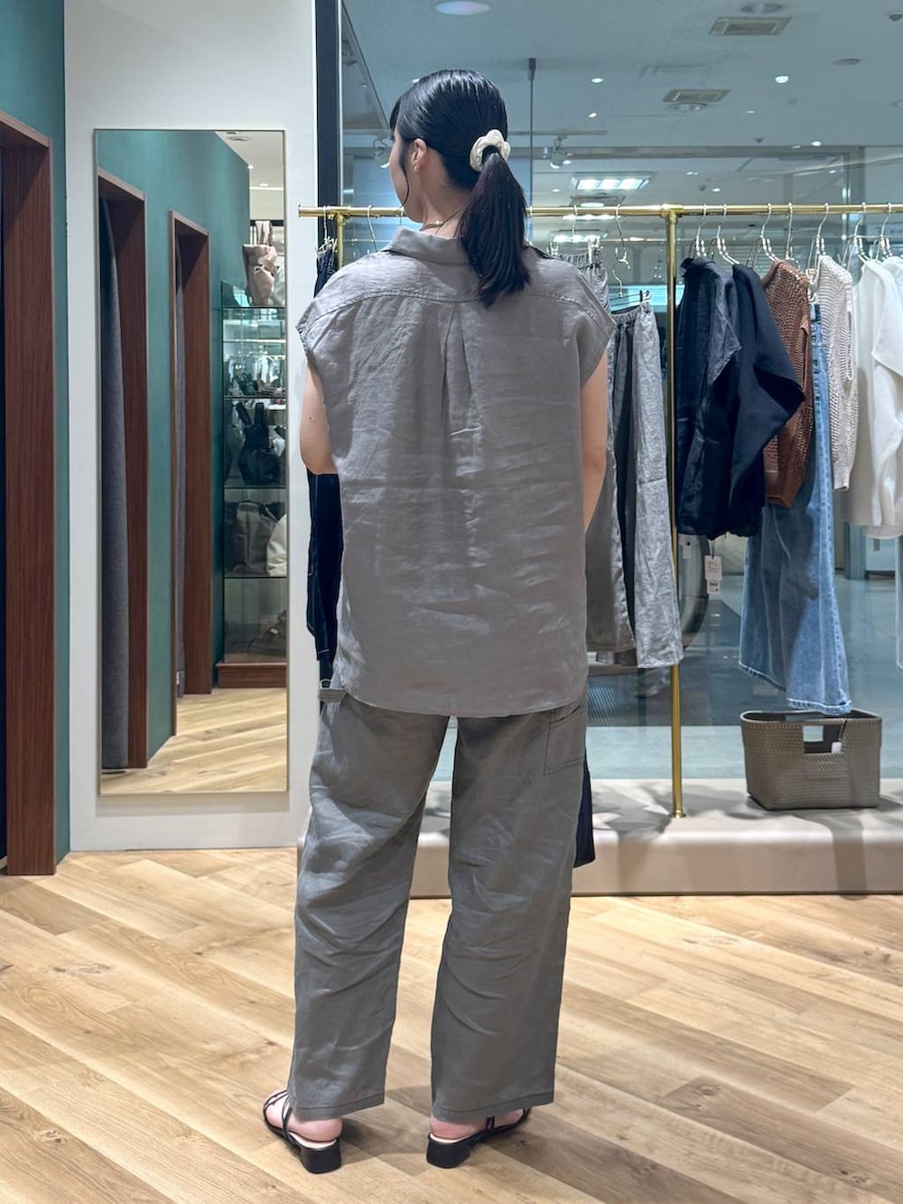 グレー系のその他パンツ、グレー系のシャツ/ブラウス、ブラック系のショルダーバッグを着用したレディースの夏コーディネートの3枚目の写真