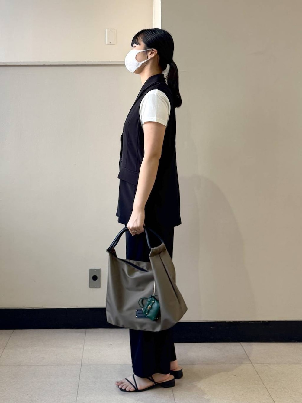 ブラック系のその他パンツ、ホワイト系のTシャツ/カットソー、ブラック系のベストを着用したレディースの夏コーディネートの2枚目の写真