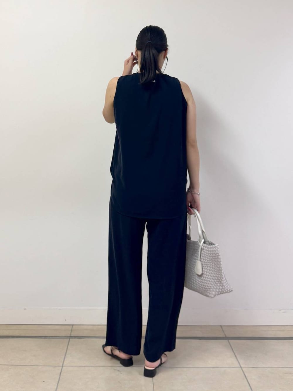 ブルー系のその他パンツ、ブルー系のTシャツ/カットソー、シルバー系のネックレスを着用したレディースの夏コーディネートの3枚目の写真