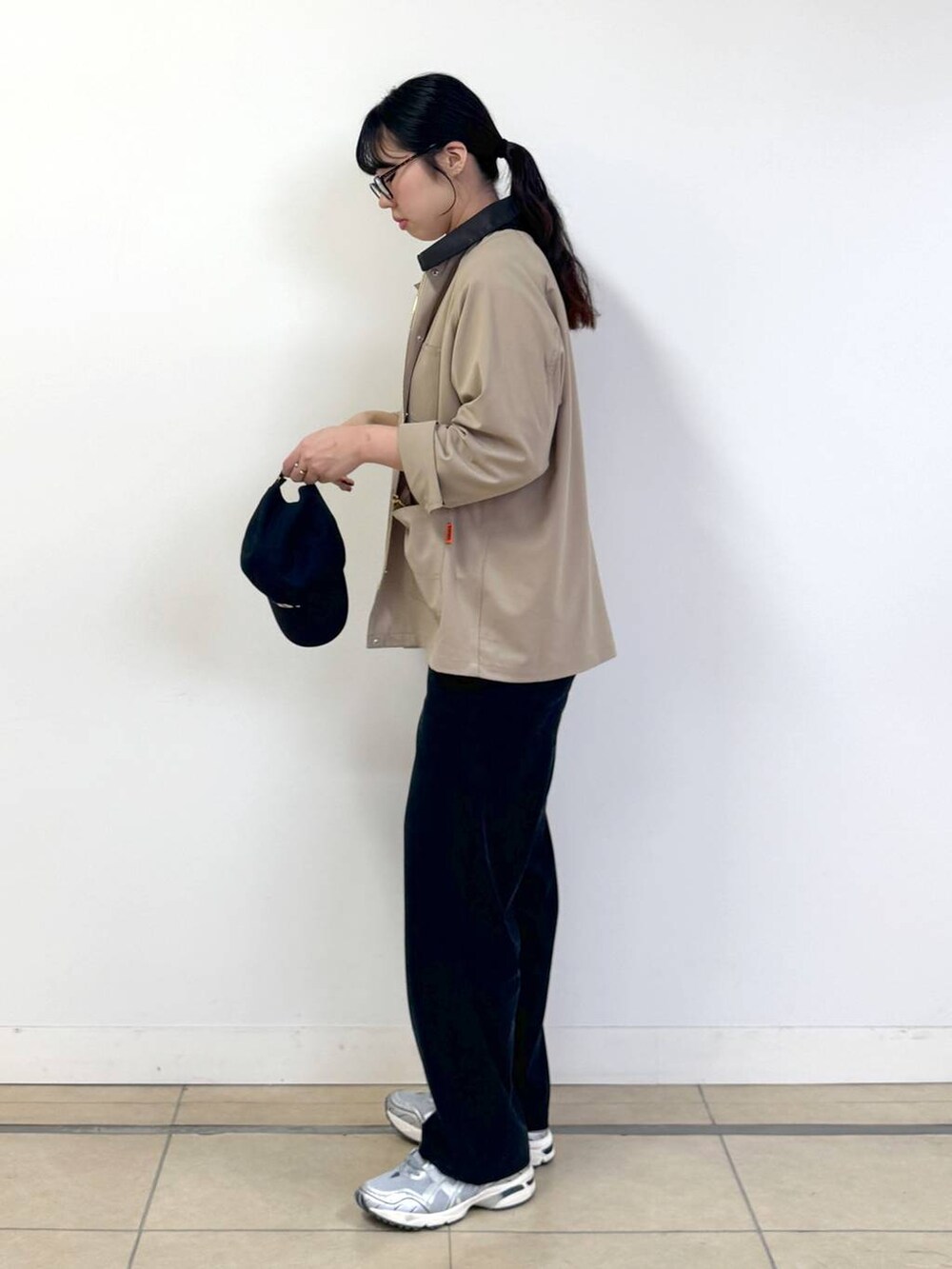 ホワイト系のTシャツ/カットソー、ブラック系のその他パンツ、ベージュ系のカバーオールを着用したレディースの冬コーディネートの2枚目の写真