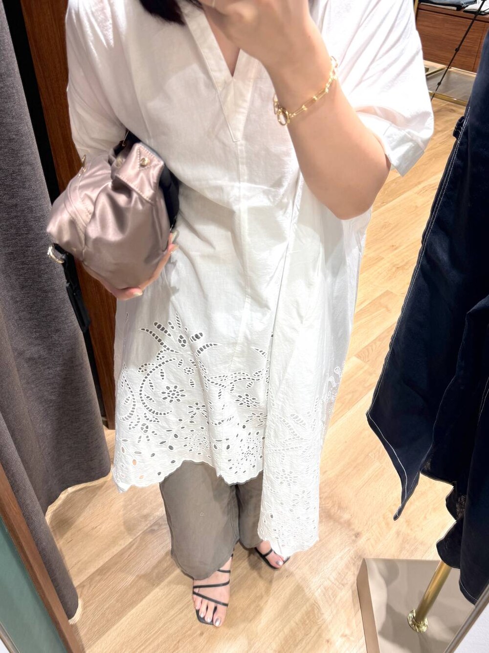 グレー系のその他パンツ、ブラウン系のボディバッグ/ウエストポーチ、ホワイト系のワンピースを着用したレディースの夏コーディネートの4枚目の写真