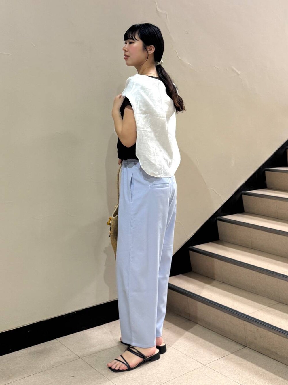 ホワイト系のシャツ/ブラウス、ブラウン系のTシャツ/カットソー、ブルー系のその他パンツを着用したレディースの春コーディネートの2枚目の写真