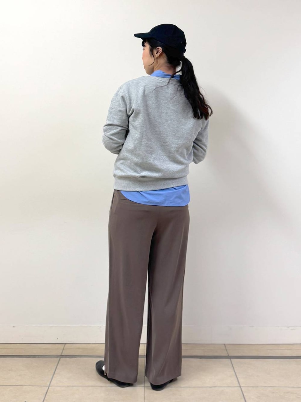 グリーン系のスラックス、グレー系のスウェット、ブルー系のシャツ/ブラウスを着用したレディースの冬コーディネートの3枚目の写真