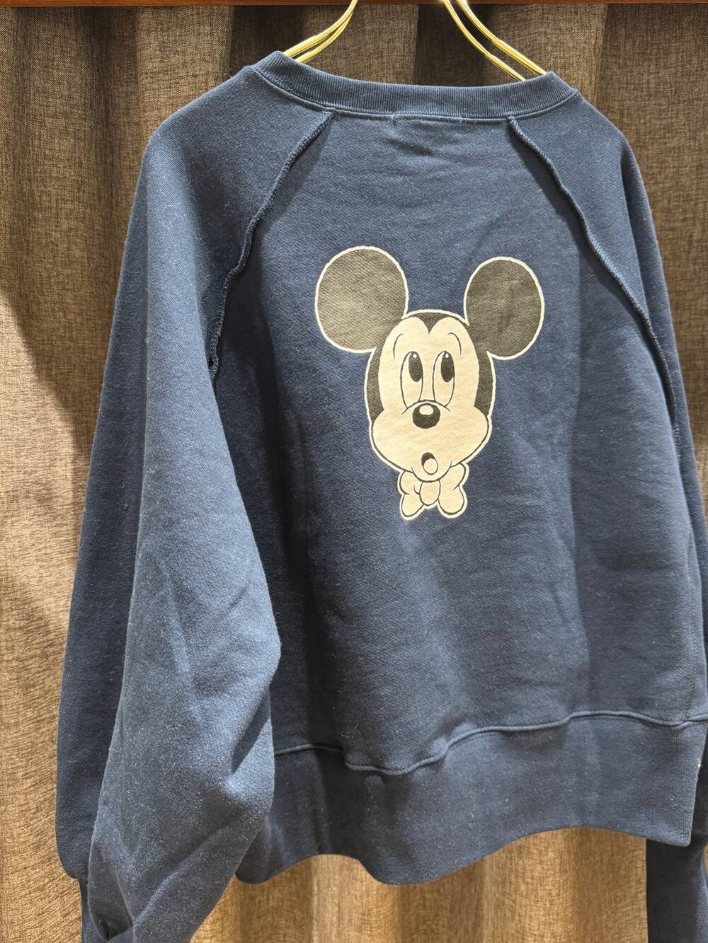 イエロー系のピーコート、ベージュ系のショルダーバッグ、ホワイト系のスカートを着用したレディースの秋コーディネートの4枚目の写真