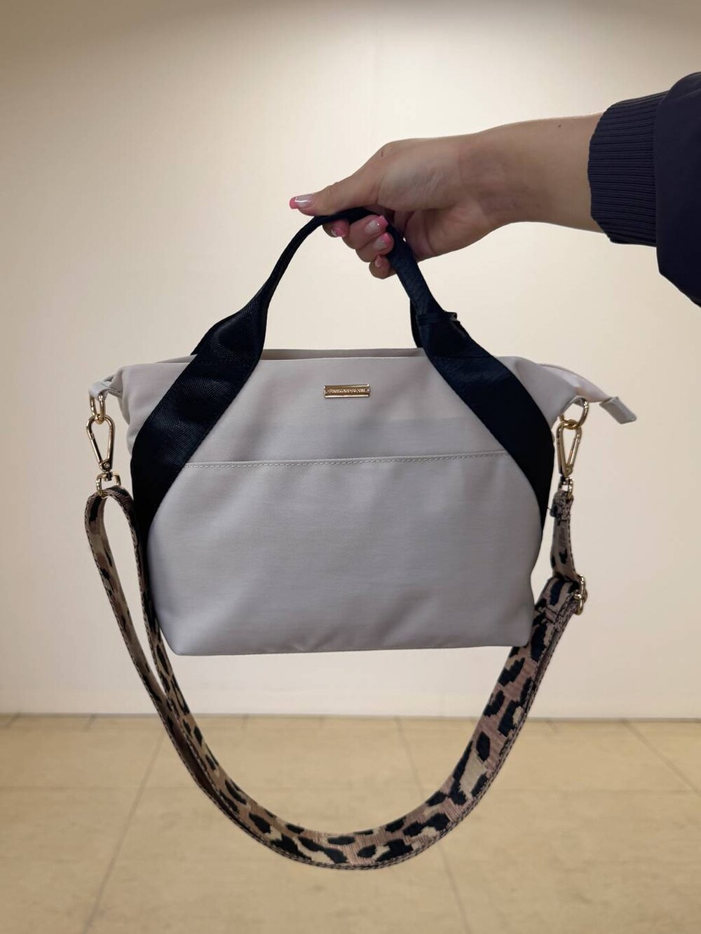 ブラウン系のシャツ/ブラウス、ブラウン系のその他パンツ、ホワイト系のトートバッグを着用したレディースの夏コーディネートの6枚目の写真
