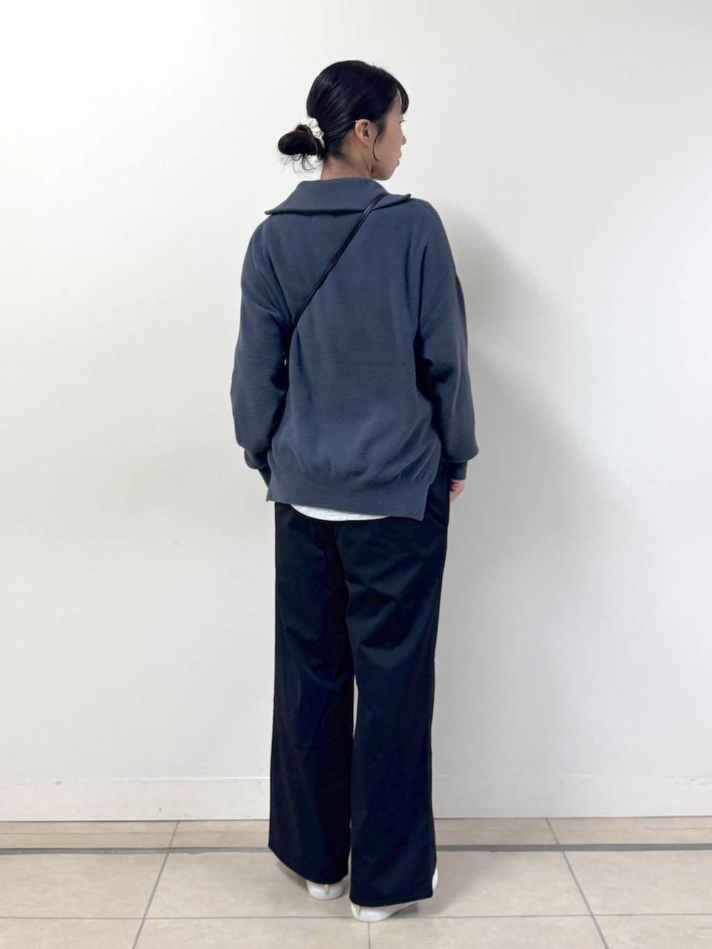 ブラック系のショルダーバッグ、グレー系のニット/セーター、グレー系のTシャツ/カットソーを着用したレディースの秋コーディネートの3枚目の写真