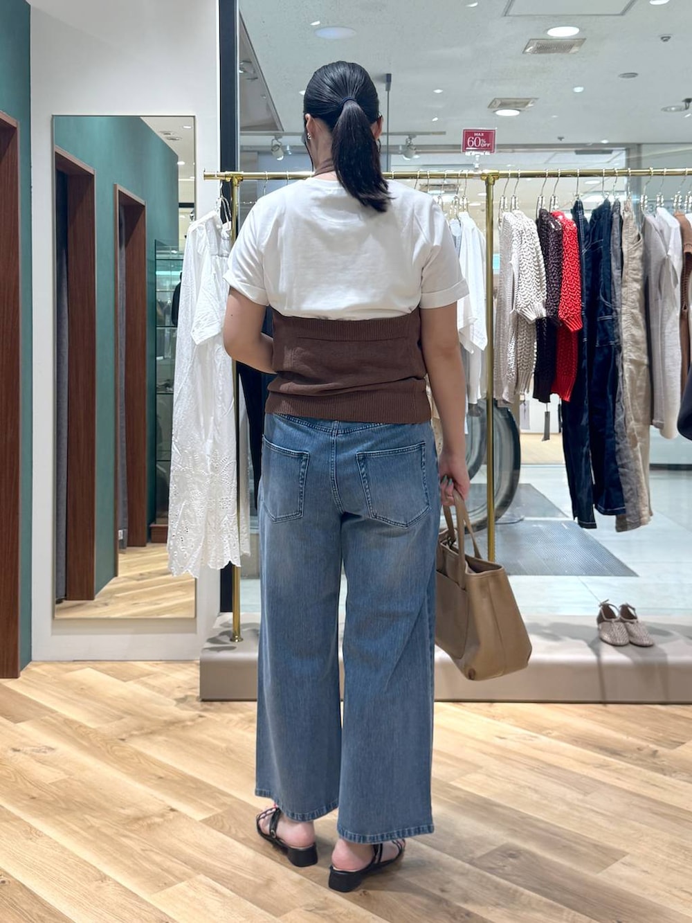ホワイト系のTシャツ/カットソー、イエロー系のトートバッグ、ブラウン系のベストを着用したレディースの夏コーディネートの3枚目の写真