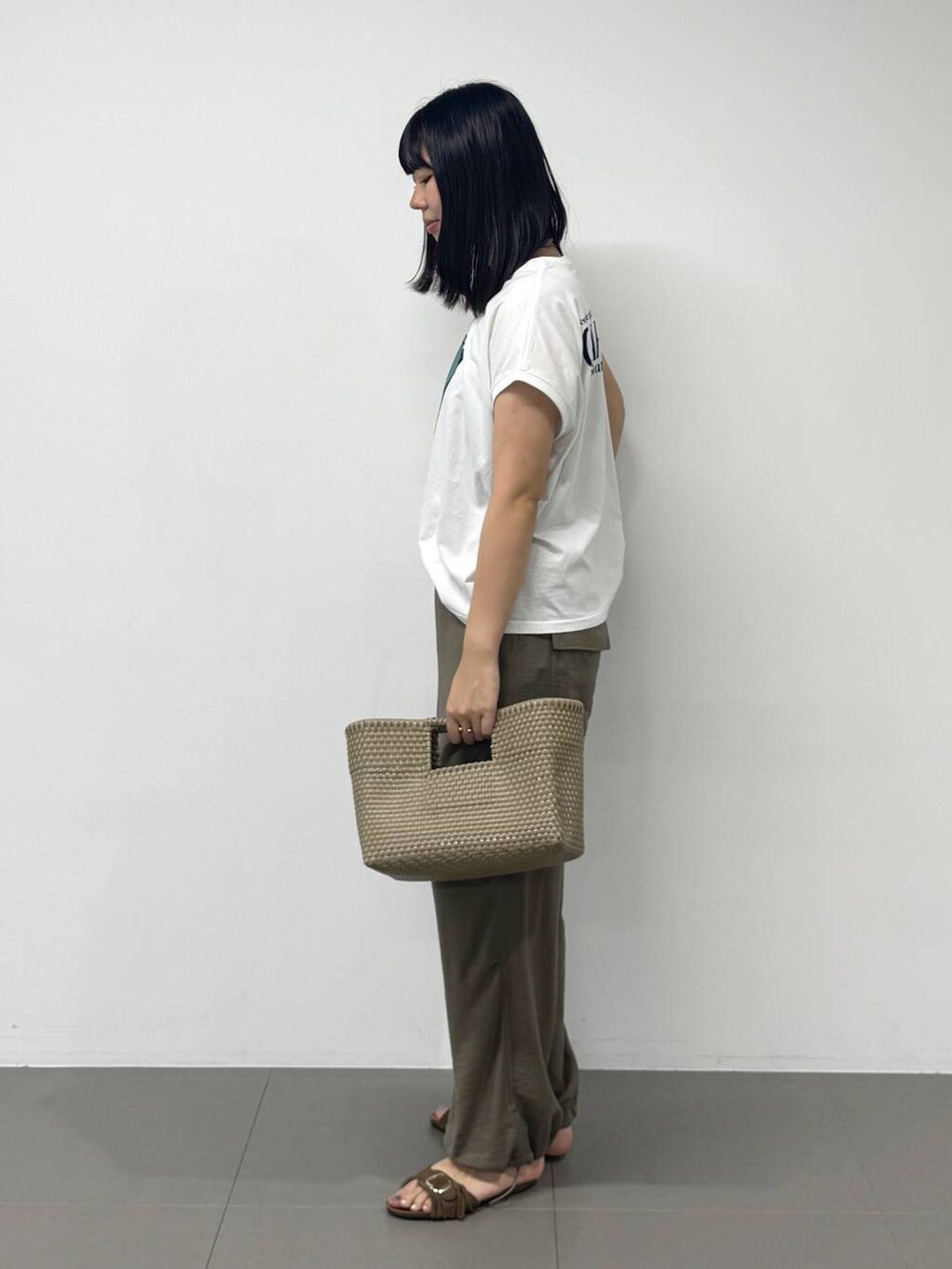 グリーン系のその他パンツ、ブラウン系のサンダル、ベージュ系のハンドバッグを着用したレディースの夏コーディネートの2枚目の写真