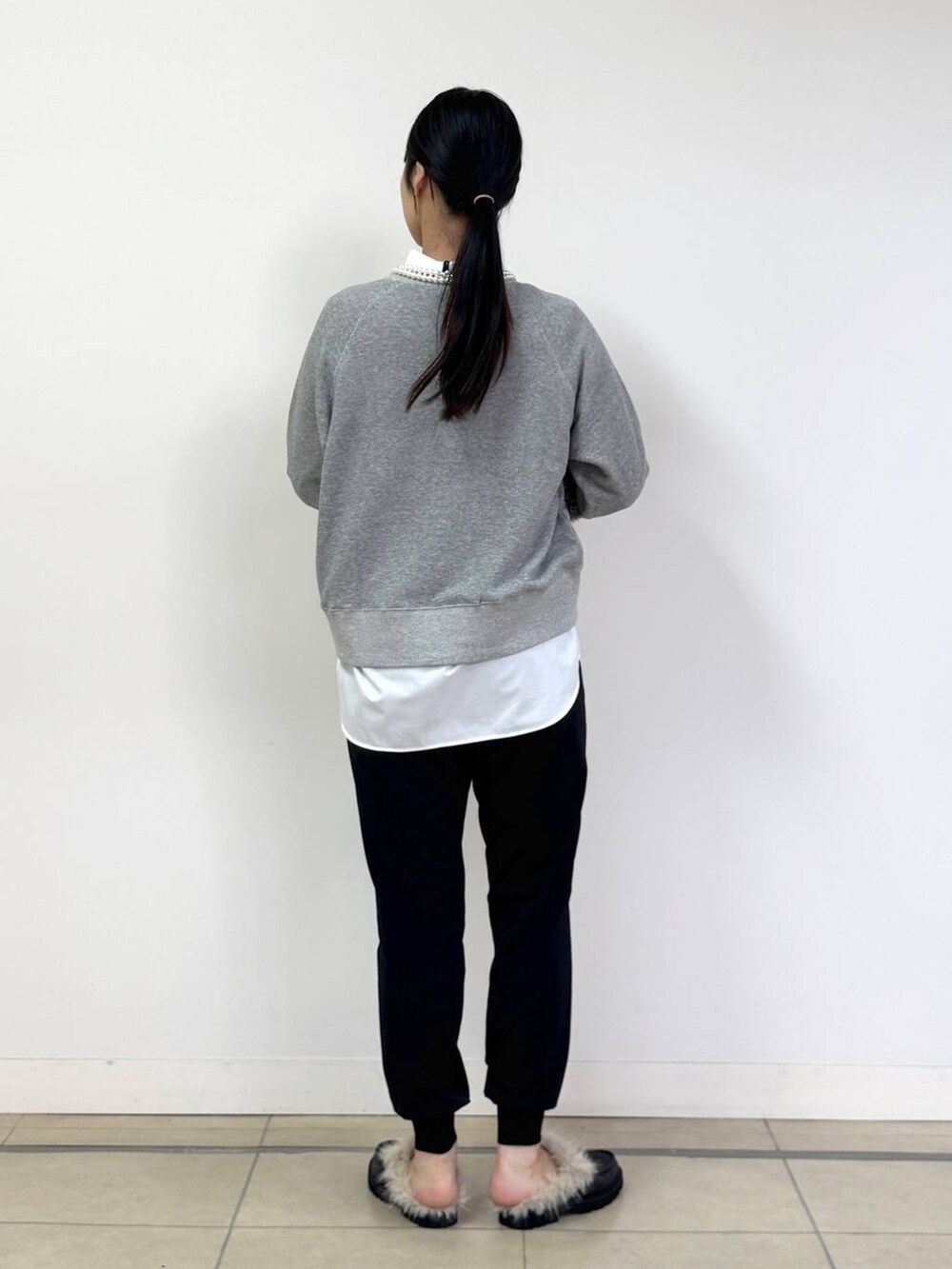 ホワイト系のシャツ/ブラウス、グレー系のスウェット、ブラウン系のハンドバッグを着用したレディースの秋コーディネートの3枚目の写真