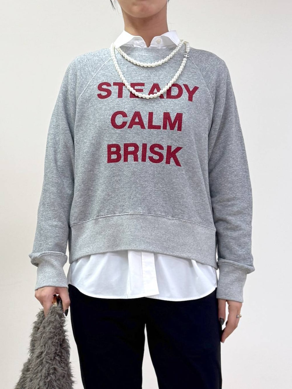 ホワイト系のシャツ/ブラウス、グレー系のスウェット、ブラウン系のハンドバッグを着用したレディースの秋コーディネートの4枚目の写真