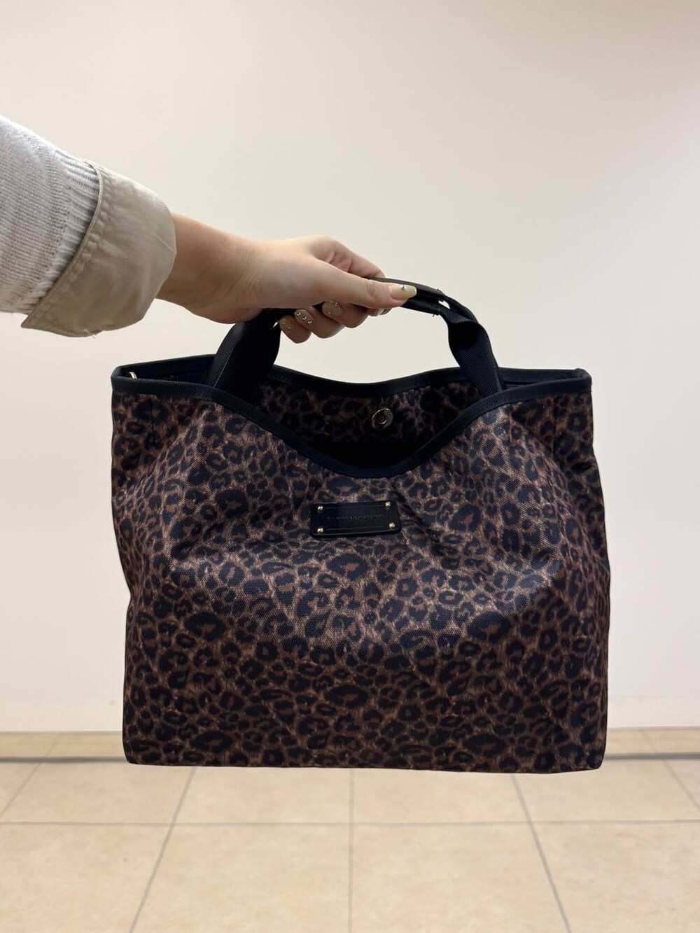 その他のトートバッグ、ホワイト系のニット/セーター、ベージュ系のシャツ/ブラウスを着用したレディースの冬コーディネートの4枚目の写真