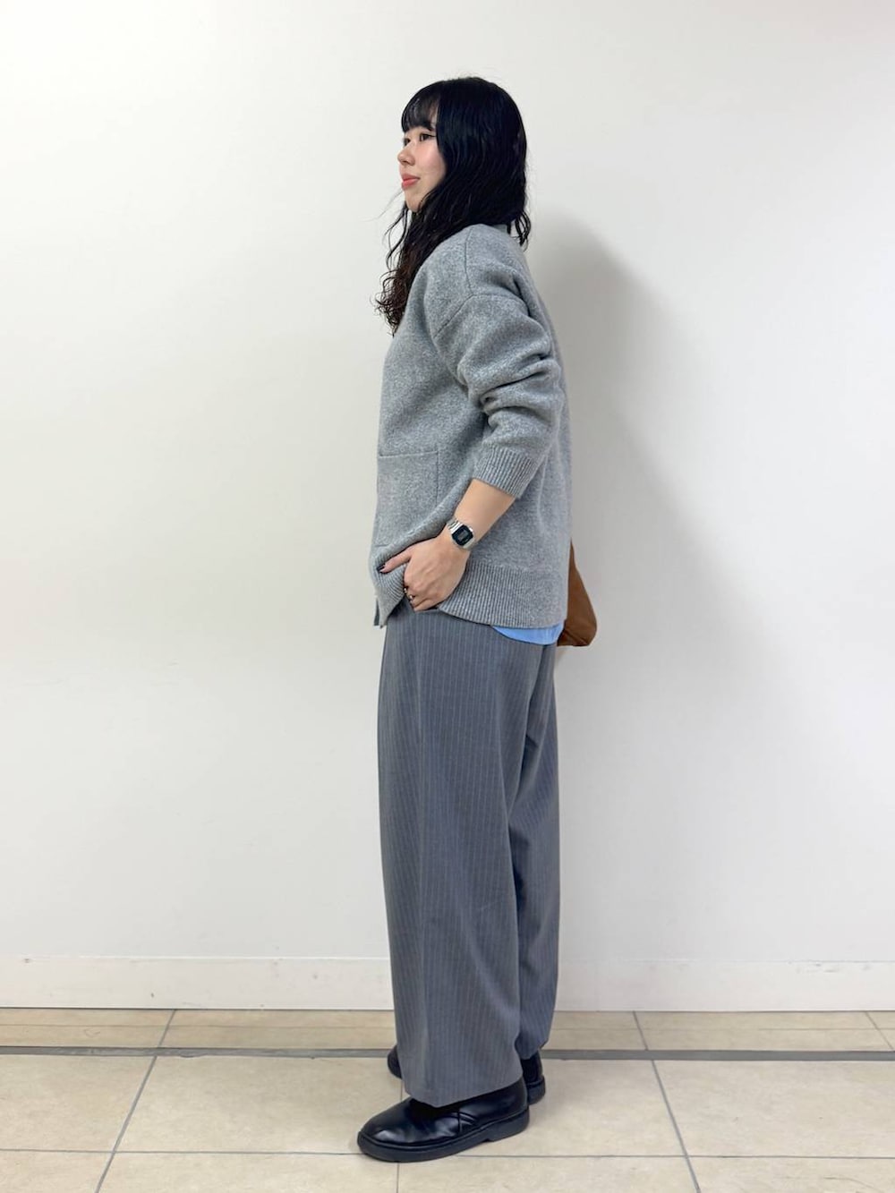 グレー系のスラックス、グレー系のカーディガン/ボレロ、グレー系のその他パンツを着用したレディースの冬コーディネートの2枚目の写真