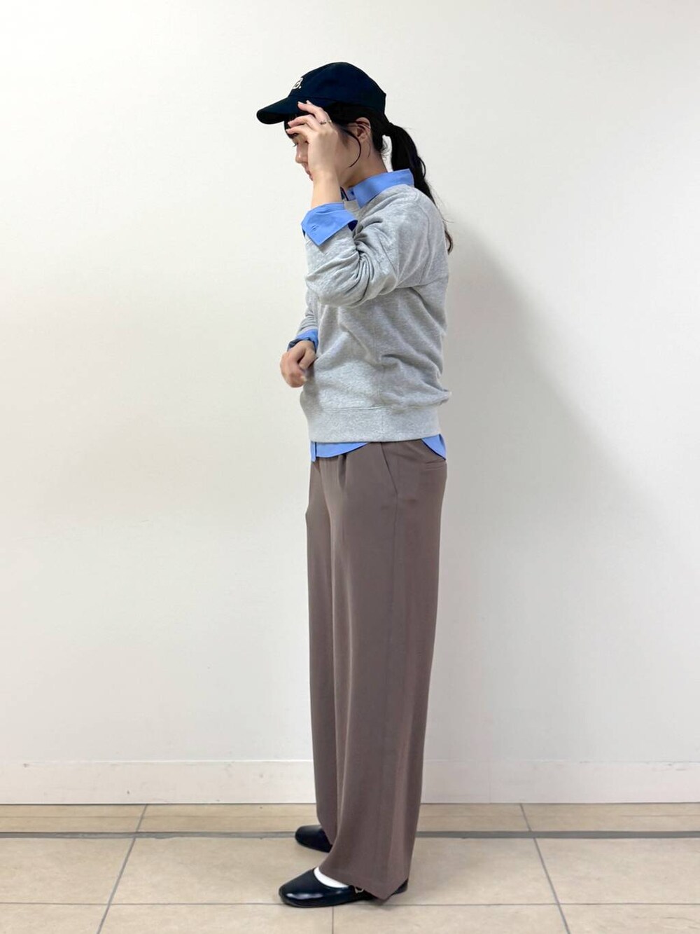 グリーン系のスラックス、グレー系のスウェット、ブルー系のシャツ/ブラウスを着用したレディースの冬コーディネートの2枚目の写真