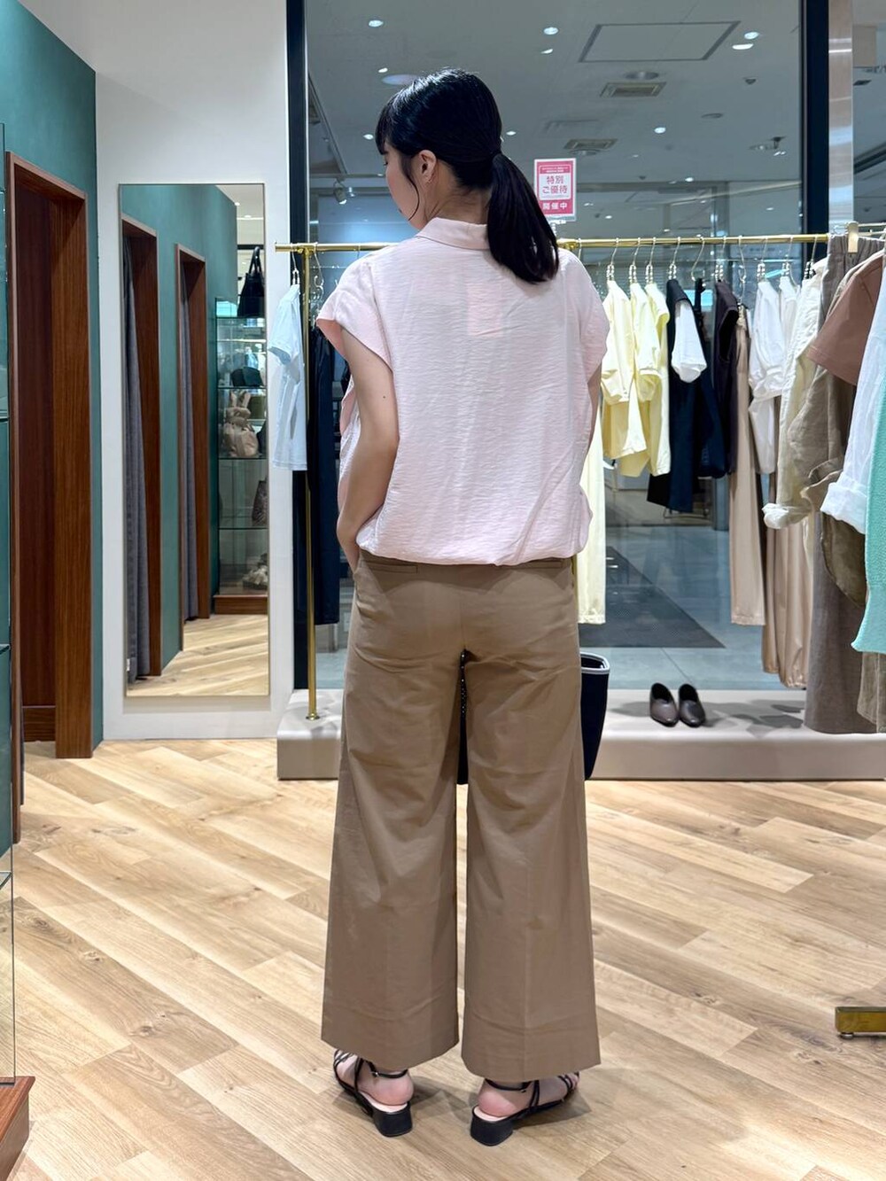 ベージュ系のその他パンツ、ホワイト系のトートバッグ、ピンク系のシャツ/ブラウスを着用したレディースの春コーディネートの3枚目の写真