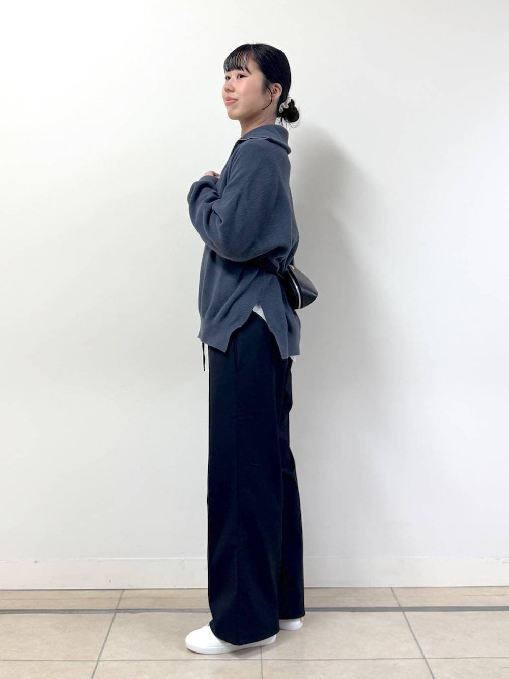 ブラック系のショルダーバッグ、グレー系のニット/セーター、グレー系のTシャツ/カットソーを着用したレディースの秋コーディネートの2枚目の写真