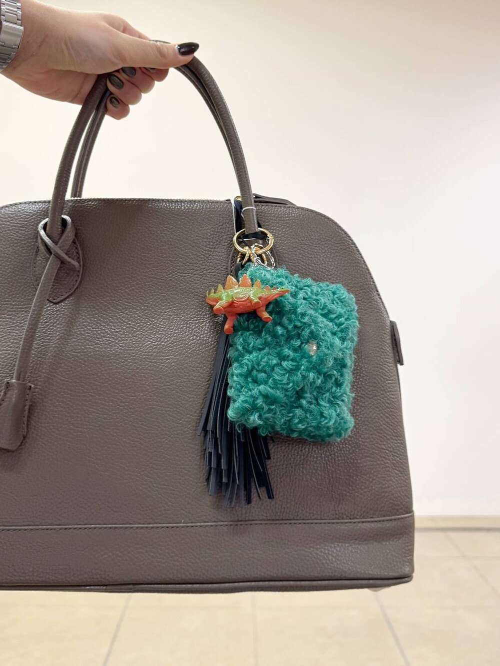 ブラック系のスカート、ブルー系のシャツ/ブラウス、グレー系のスウェットを着用したレディースの秋コーディネートの4枚目の写真