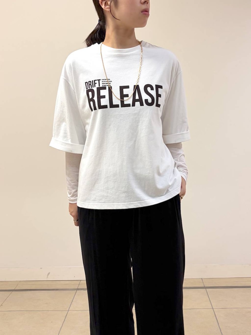 ブラック系のローファー、ホワイト系のTシャツ/カットソー、ブラウン系のトートバッグを着用したレディースの秋コーディネートの2枚目の写真