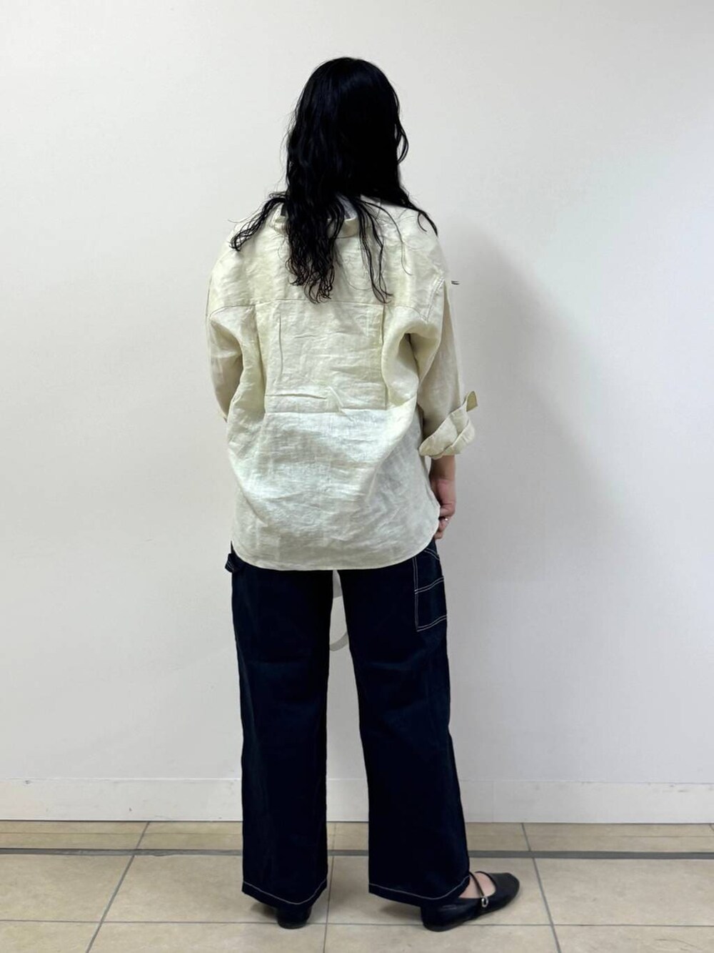 イエロー系のシャツ/ブラウス、ブルー系のその他パンツ、ホワイト系のトートバッグを着用したレディースの春コーディネートの3枚目の写真