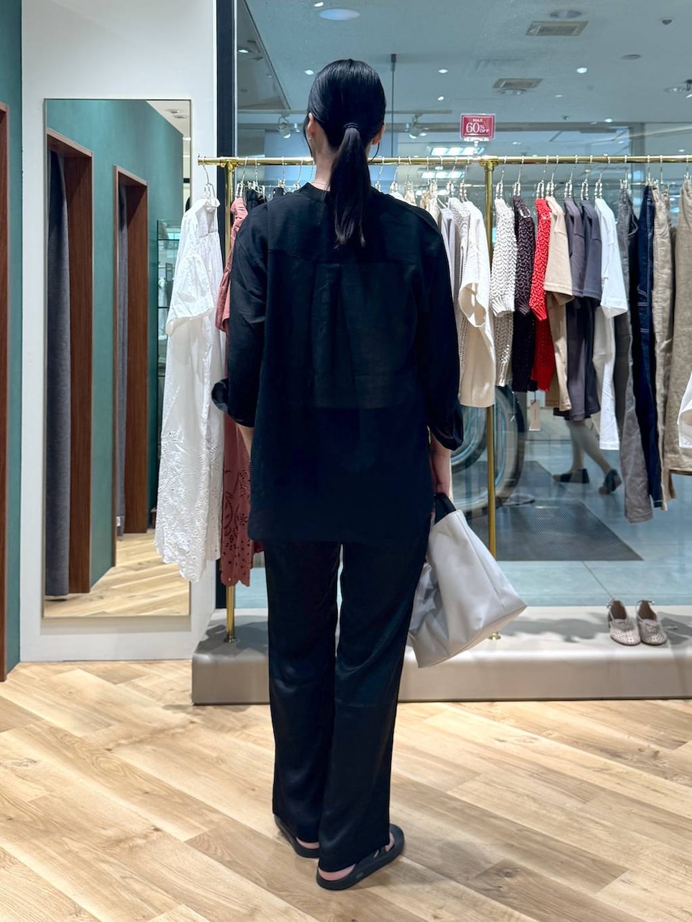 ブラック系のその他パンツ、ホワイト系のトートバッグ、ブラック系のシャツ/ブラウスを着用したレディースの夏コーディネートの3枚目の写真
