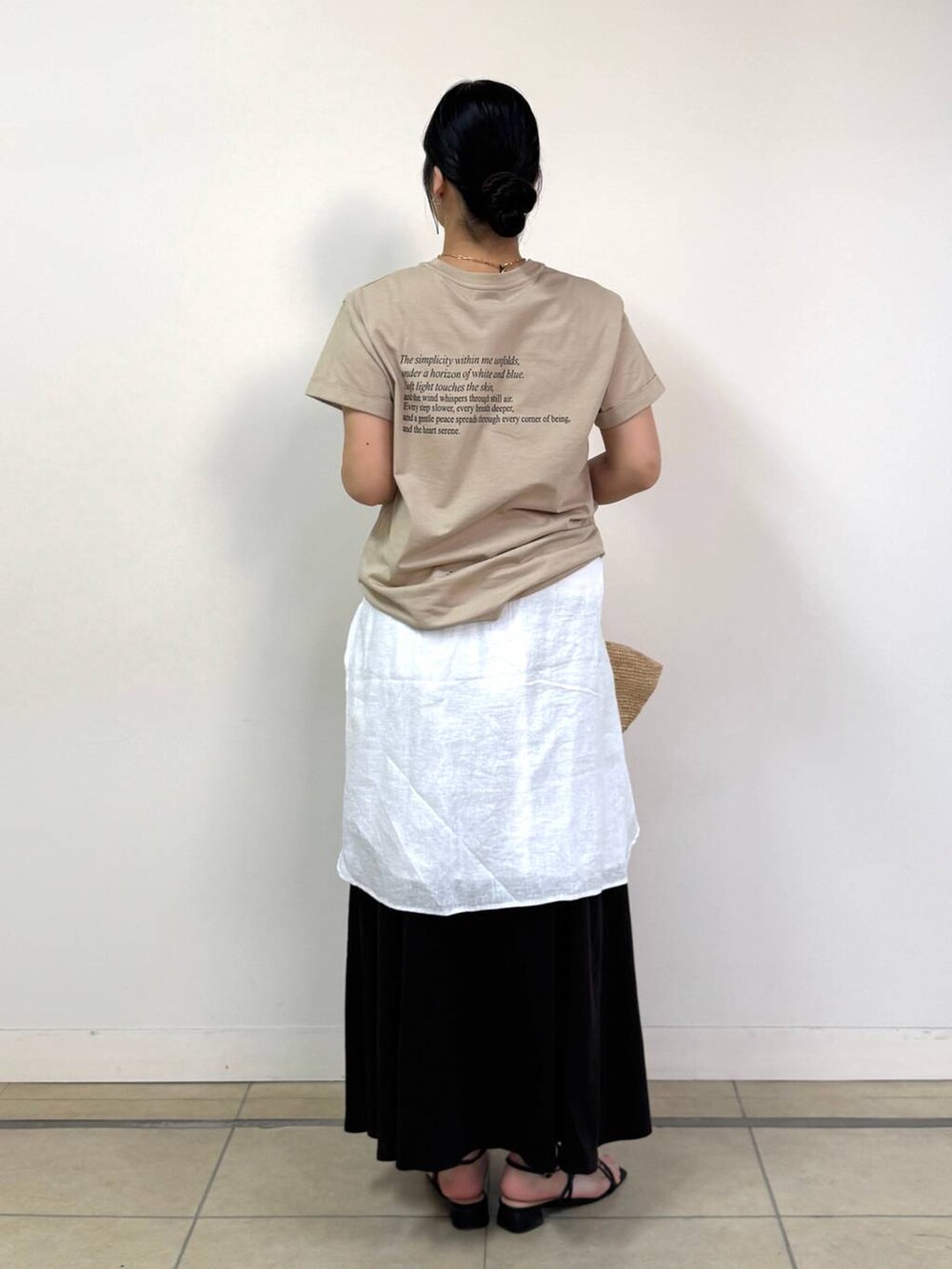 ホワイト系のシャツ/ブラウス、ベージュ系のTシャツ/カットソー、ブラウン系のスカートを着用したレディースの春コーディネートの3枚目の写真