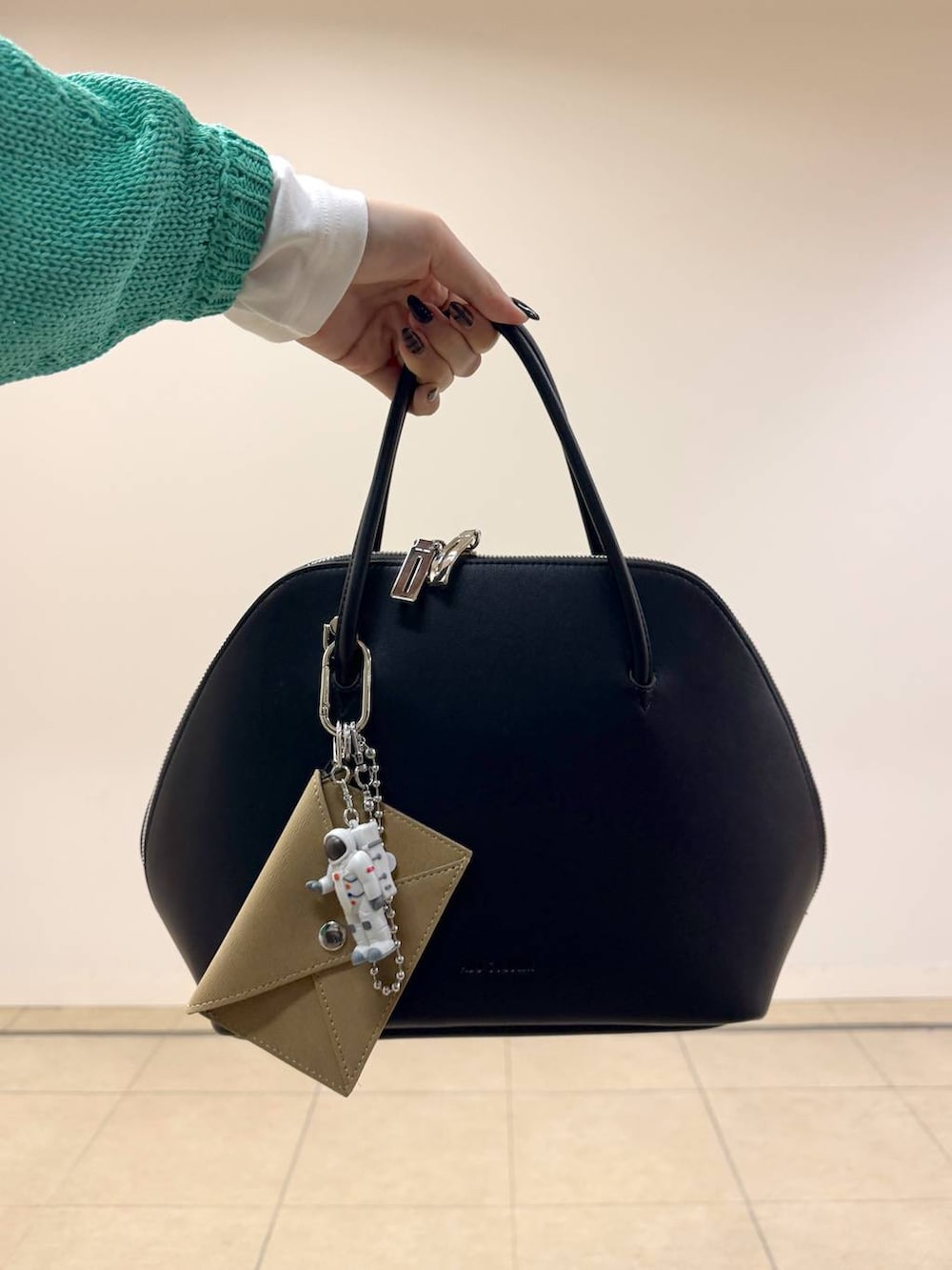 その他のトートバッグ、ホワイト系のTシャツ/カットソー、ベージュ系のその他パンツを着用したレディースの春コーディネートの4枚目の写真