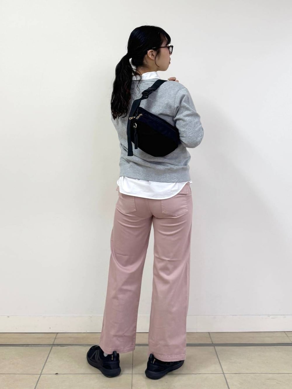 グレー系のスウェット、ホワイト系のシャツ/ブラウス、ピンク系のカーゴパンツを着用したレディースの冬コーディネートの3枚目の写真