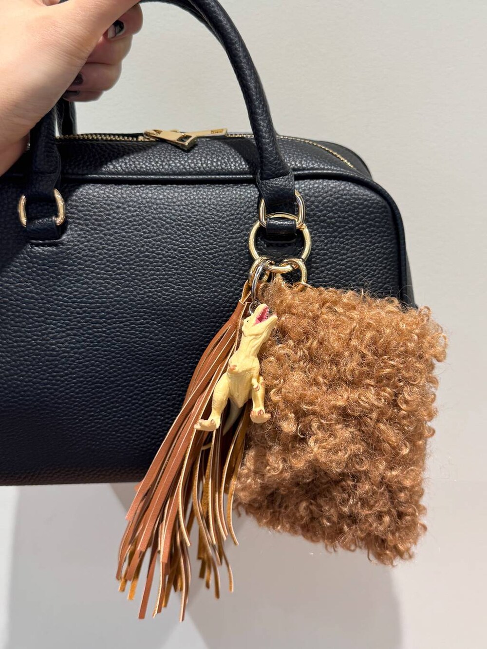 ブラック系のボストンバッグ、ブラック系のスカート、ブラック系のローファーを着用したレディースの秋コーディネートの4枚目の写真