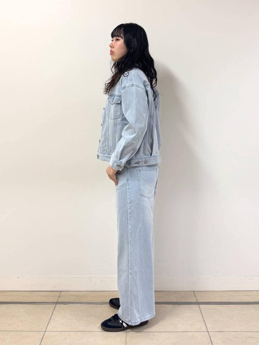 ホワイト系のニット/セーター、ブルー系のデニムパンツ、ブルー系のデニムジャケットを着用したレディースの冬コーディネートの4枚目の写真