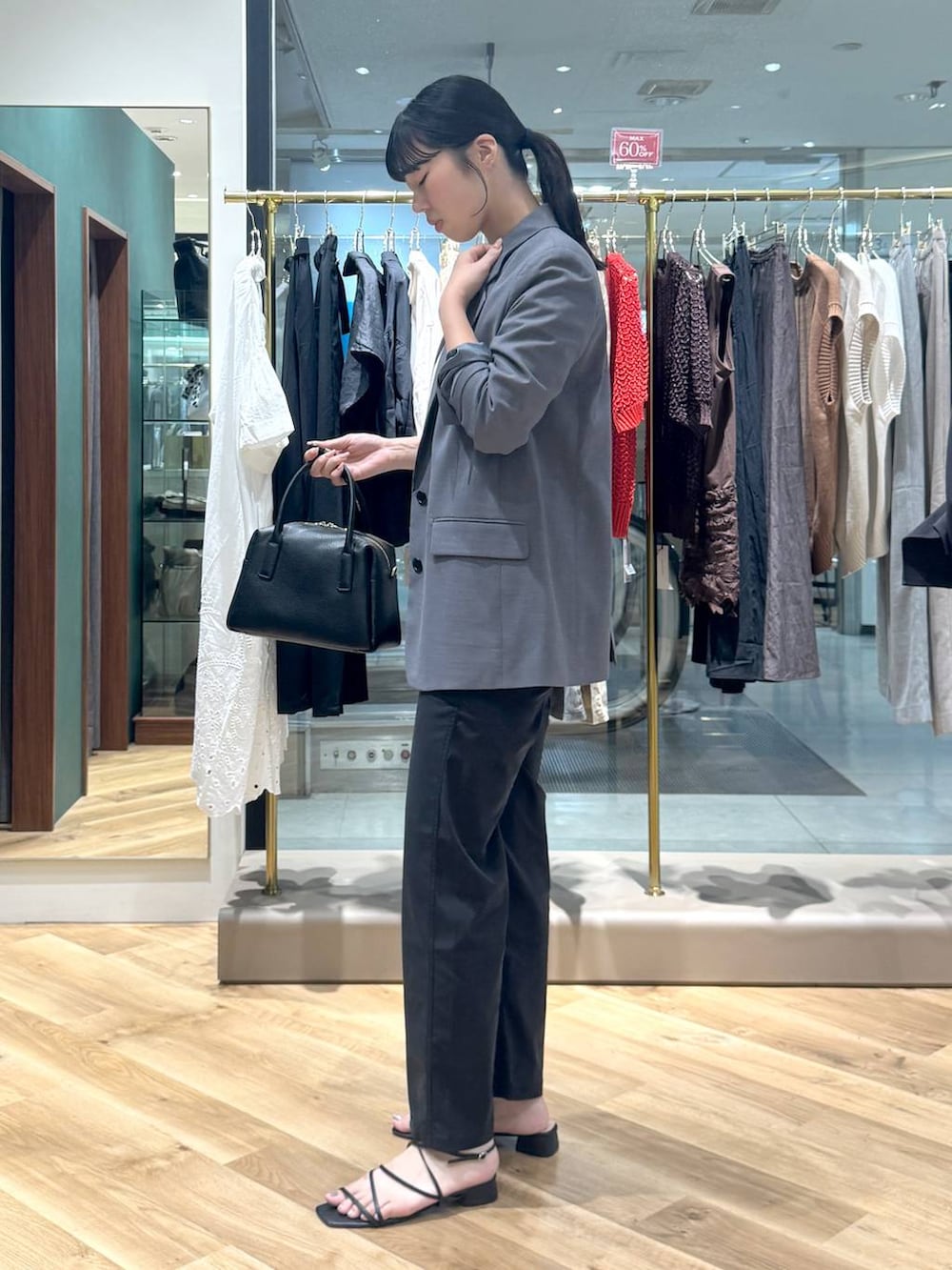 ホワイト系のシャツ/ブラウス、ブラック系のチノパンツ、グレー系のテーラードジャケットを着用したレディースの夏コーディネートの2枚目の写真