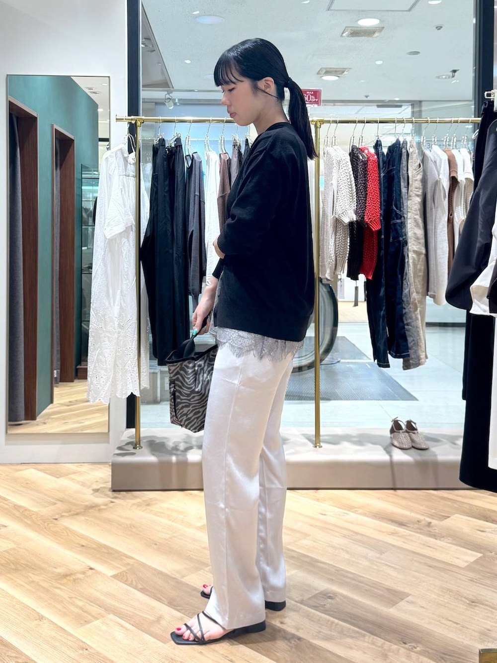 グレー系のその他パンツ、グレー系のトートバッグ、グレー系のキャミソールを着用したレディースの夏コーディネートの2枚目の写真