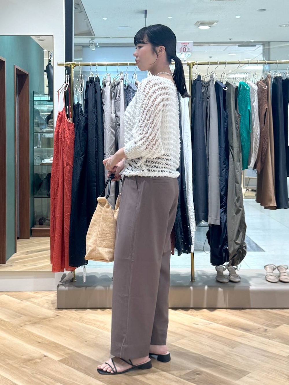 ホワイト系のタンクトップ、ブラウン系のその他パンツ、ホワイト系のニット/セーターを着用したレディースの夏コーディネートの2枚目の写真