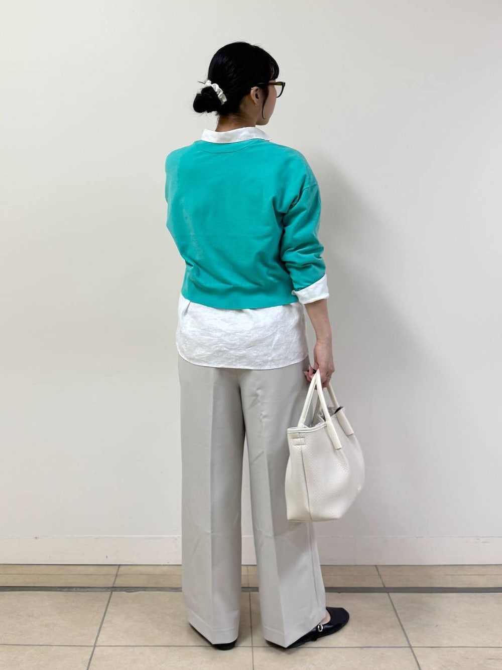 グリーン系のカーディガン/ボレロ、ホワイト系のシャツ/ブラウス、グレー系のその他パンツを着用したレディースの春コーディネートの3枚目の写真