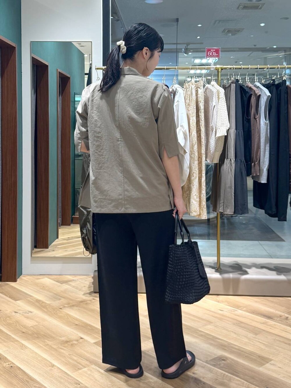 ブラック系のトートバッグ、ホワイト系のTシャツ/カットソー、ブラック系のその他パンツを着用したレディースの夏コーディネートの3枚目の写真