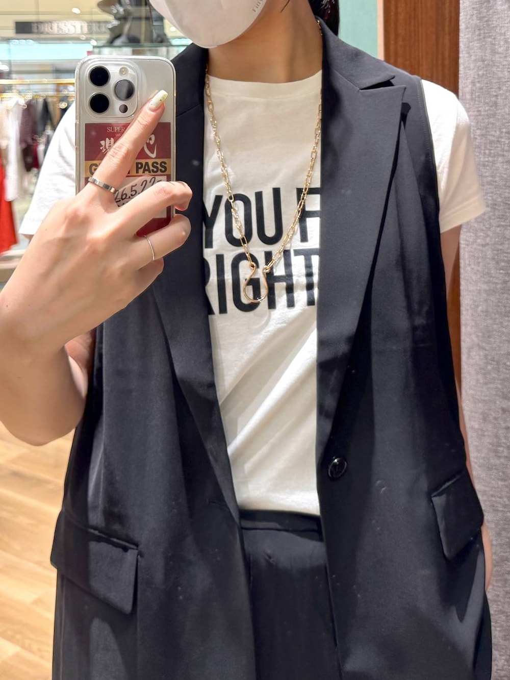 ブラック系のその他パンツ、ホワイト系のTシャツ/カットソー、ブラック系のベストを着用したレディースの夏コーディネートの4枚目の写真