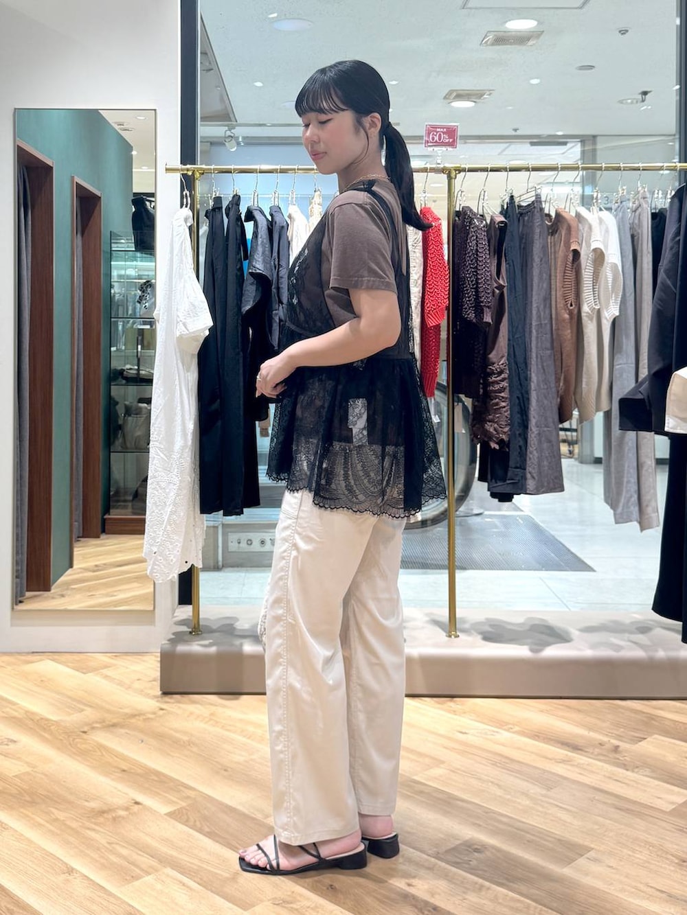 ホワイト系のチノパンツ、ブラウン系のTシャツ/カットソー、ブラック系のシャツ/ブラウスを着用したレディースの夏コーディネートの2枚目の写真