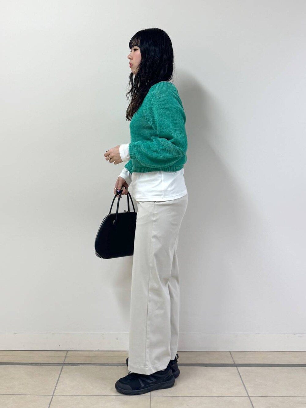 その他のトートバッグ、ホワイト系のTシャツ/カットソー、ベージュ系のその他パンツを着用したレディースの春コーディネートの2枚目の写真